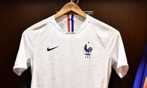 le_maillot_exterieur_de_l_equipe_de_france_de_foot_devoile_par_frank_ntilikina.jpg