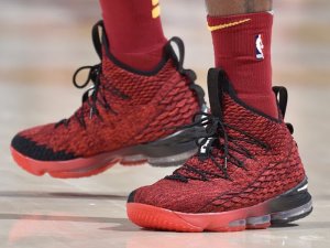 timeline_171024_shoe_lebron15-redblack.jpg