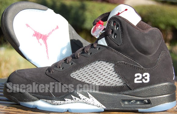 air-jordan-v-5-retro-black-metallic-silver-2011-detailed-look.jpg