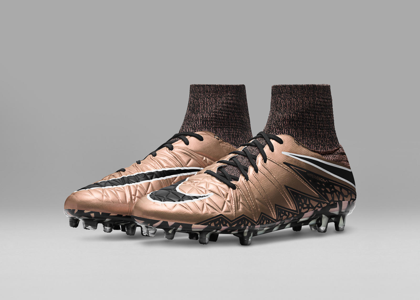 Nike_Football_LIQUID_CHROME_HYPERVENOM_PHANTOM_FG_747213_903_E_rectangle_1600.jpg