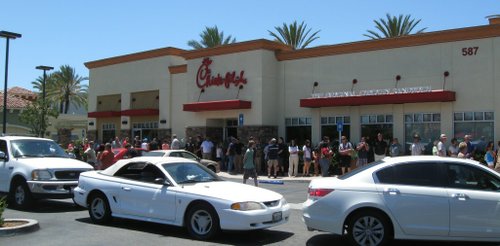 Chick-Fil-A_with_huge_line.__Photo_Bob_Weatherston_t500x246.jpg