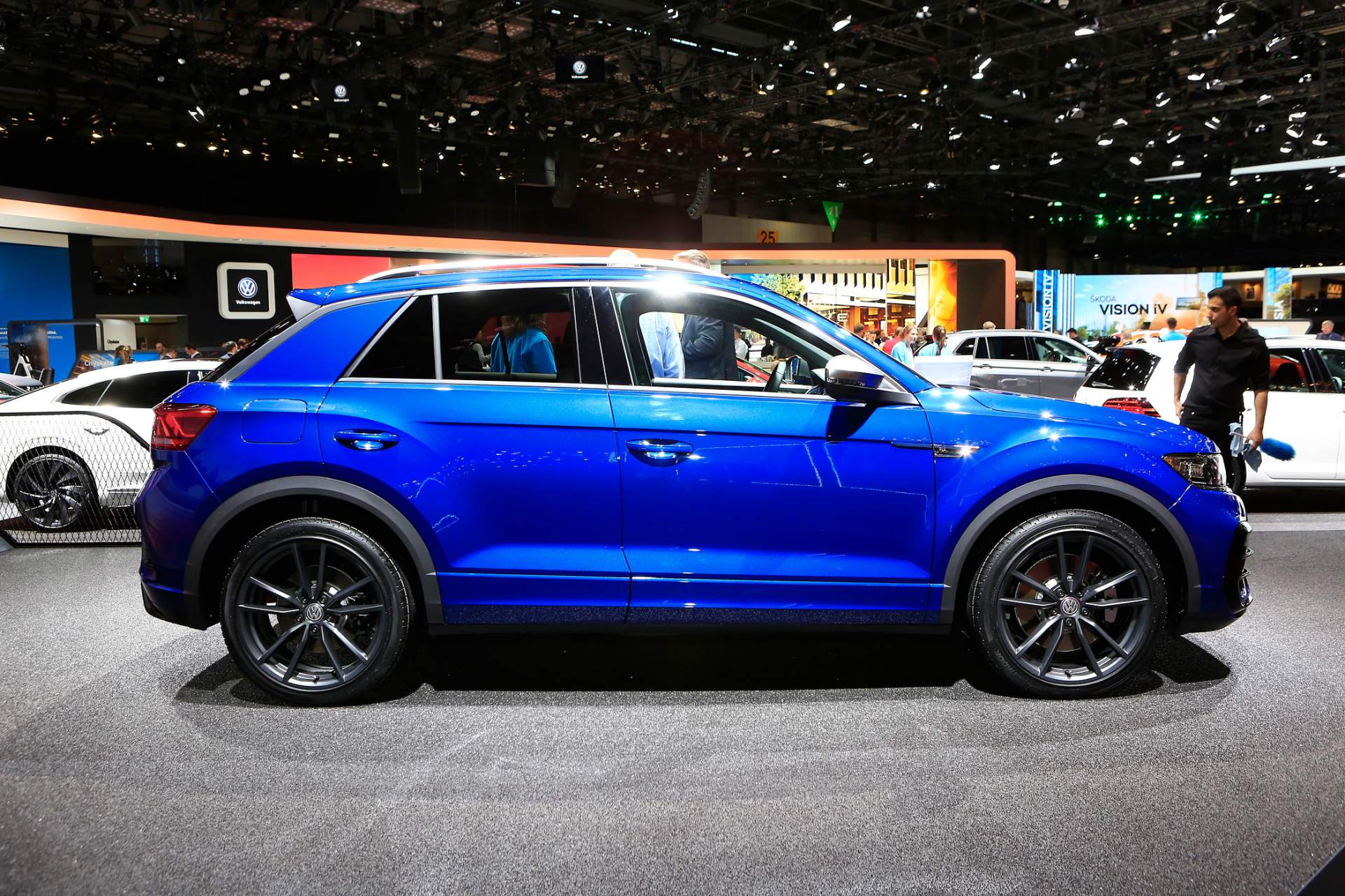 391c531b-2019-vw-t-roc-r-34.jpg