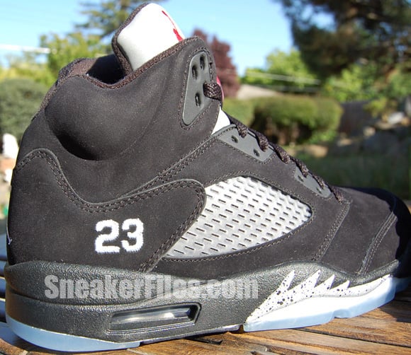 air-jordan-v-5-retro-black-metallic-silver-2011-detailed-look-6.jpg