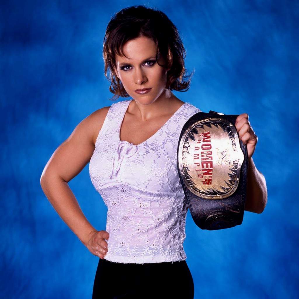 molly-holly-with-championship.jpg