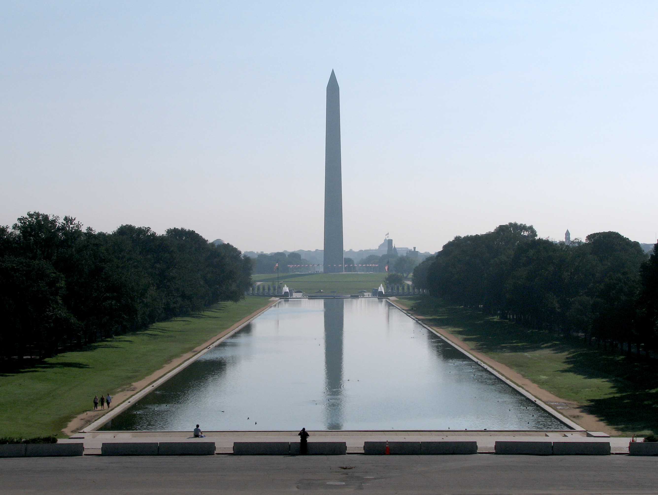 Reflecting_Pool_from_Lincoln_Mem.jpg