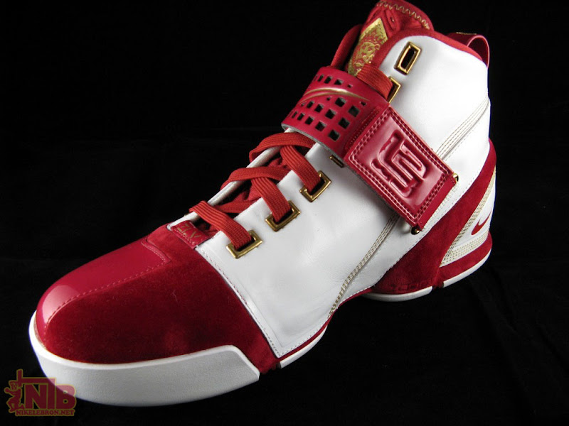 lebron5-home-pe-suede-47-web.jpg