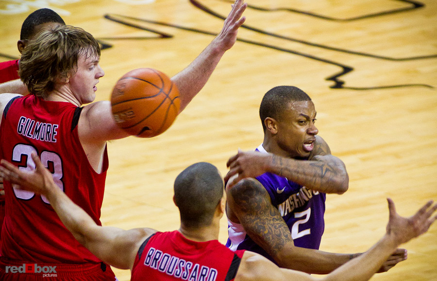 isaiah-thomas-no-look-pass-photo.jpg