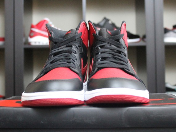 black-red-jordan-1-2013-4-570x430.jpg