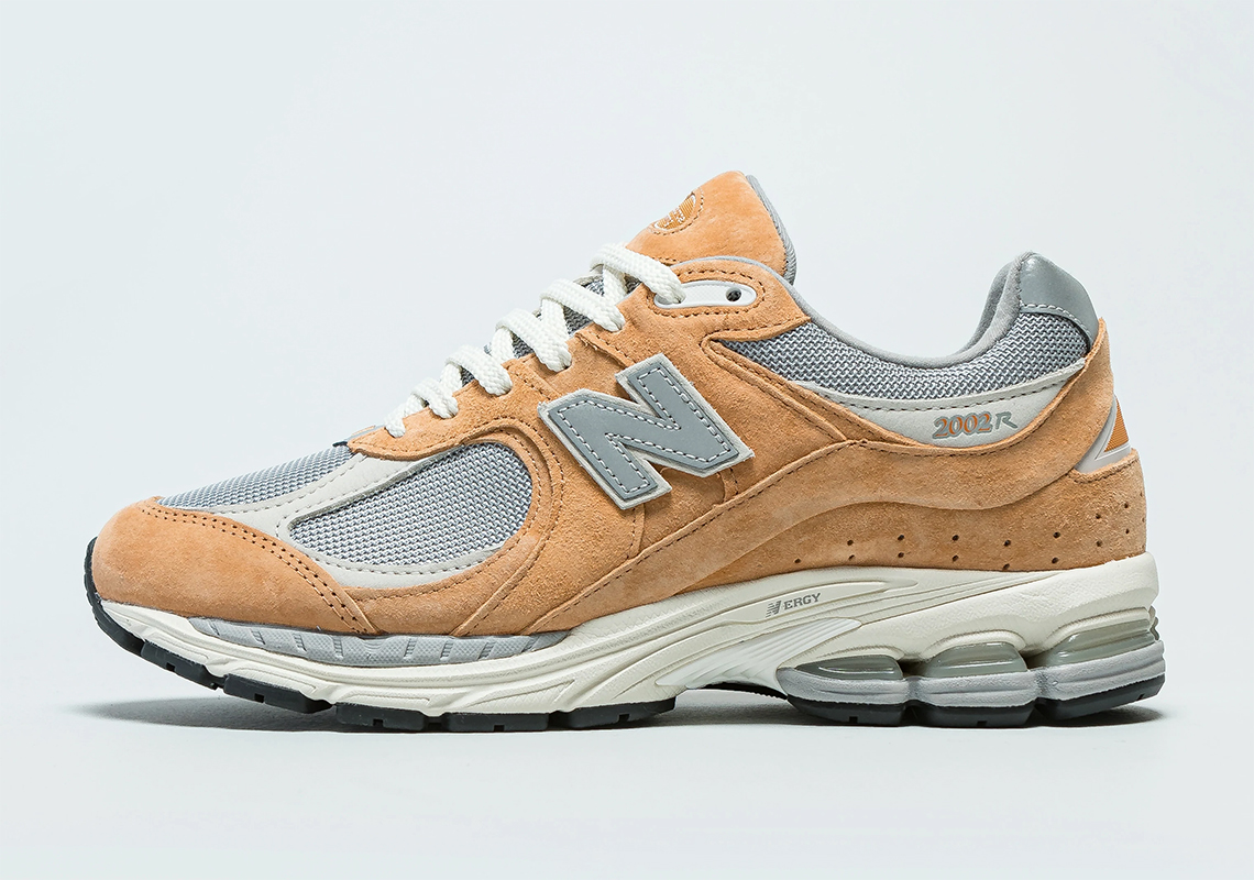 new-balance-2002r-m2002rhm-dusty-orange-1.jpg