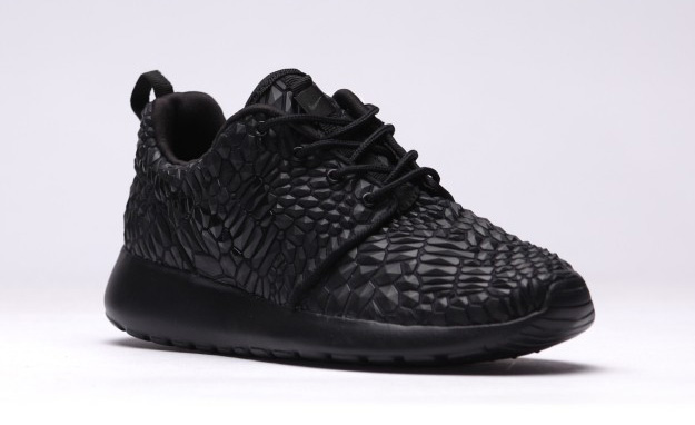 Nike-Roshe-One-DMB-Triple-Black-1.jpg