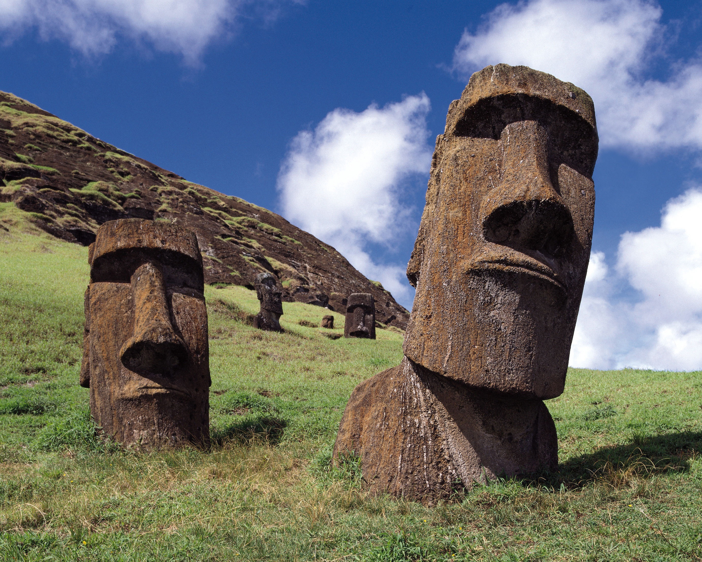 CHL_EasterIsland_2Moai_.jpg