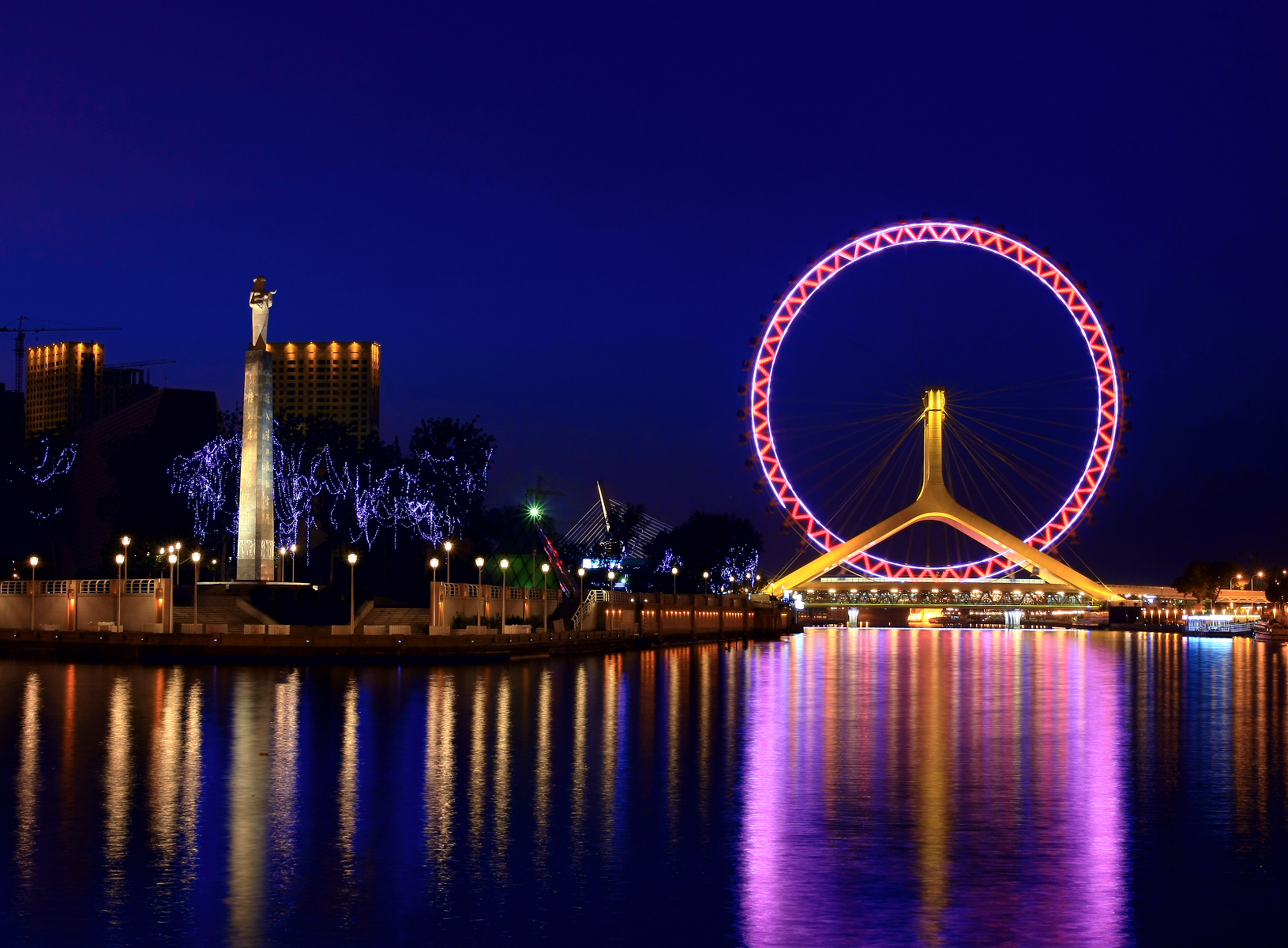 %E7%82%AB%E5%BD%A9%E6%B4%A5%E9%97%A811Tianjin_Eye_and_Haihe_River.jpg