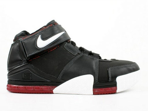 zoom_lebron_II_gr_black-white-red.jpg