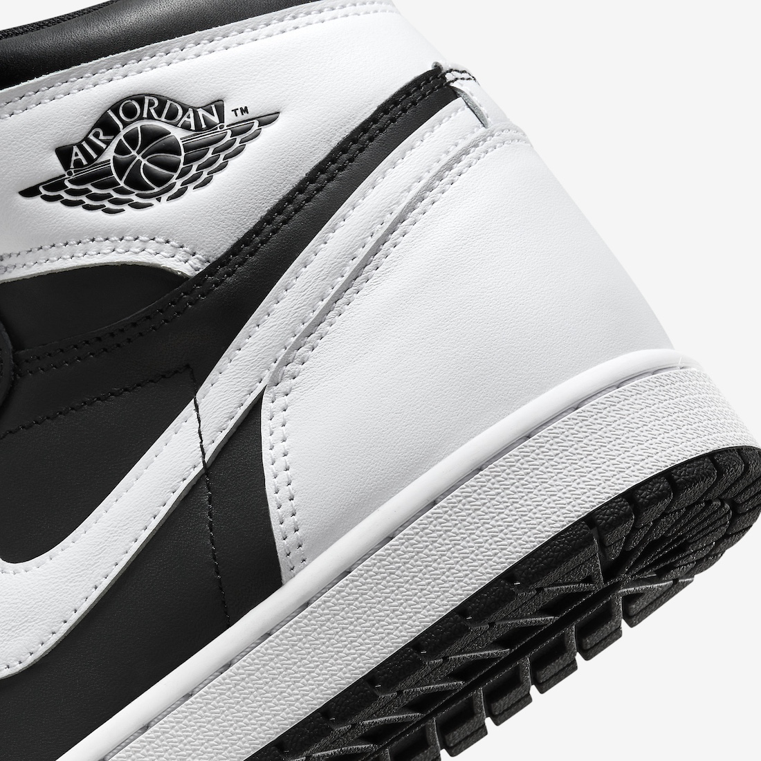 Air-Jordan-1-High-Black-White-DZ5485-010-7.jpeg