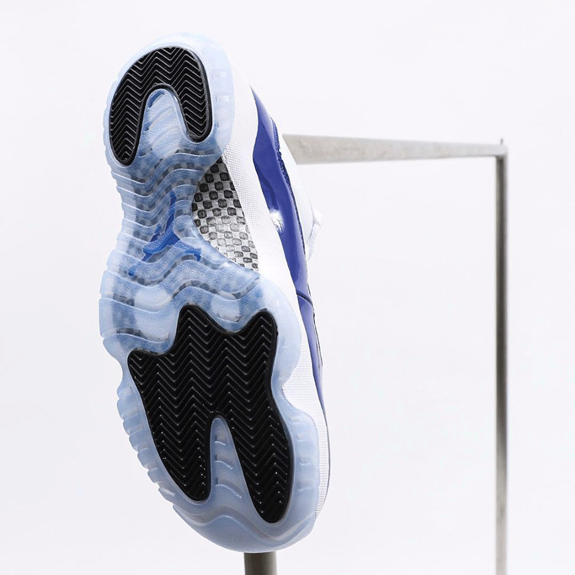 Air-Jordan-11-Low-Concord-AH7860-100-2.jpg