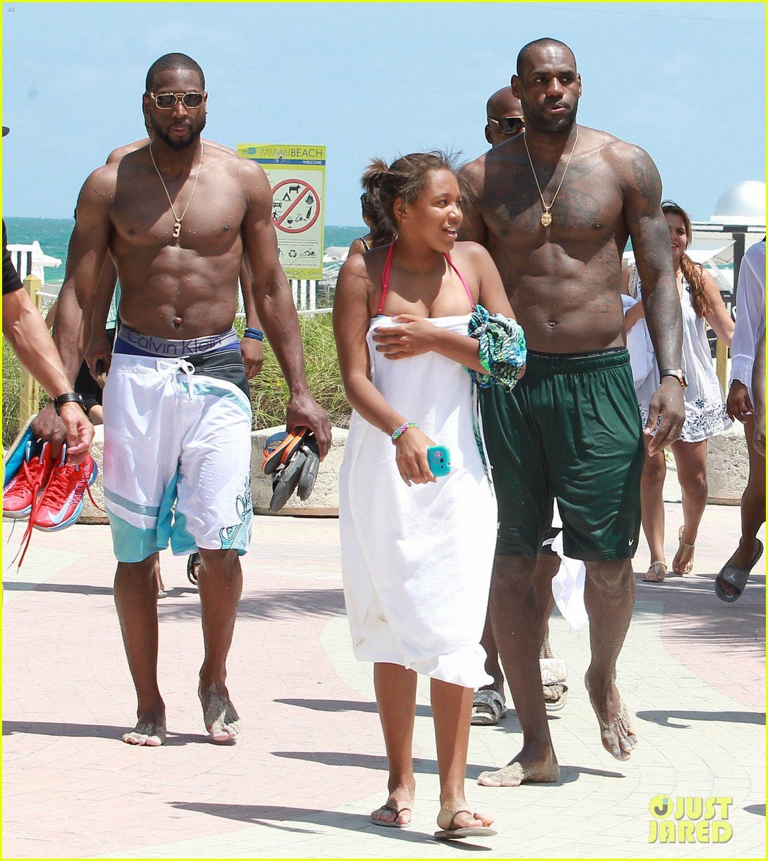 lebron-james-dwyane-wade-shirtless-miami-men-04.jpg