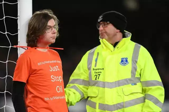 A protester locked himself to a goal post with a cable tie in the #evenew  game to protest against the use of oil. : r/PremierLeague