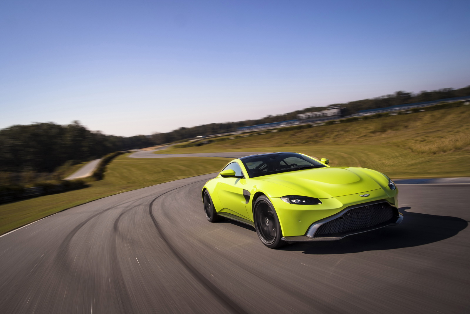 AstonMartin_Vantage_02.jpg