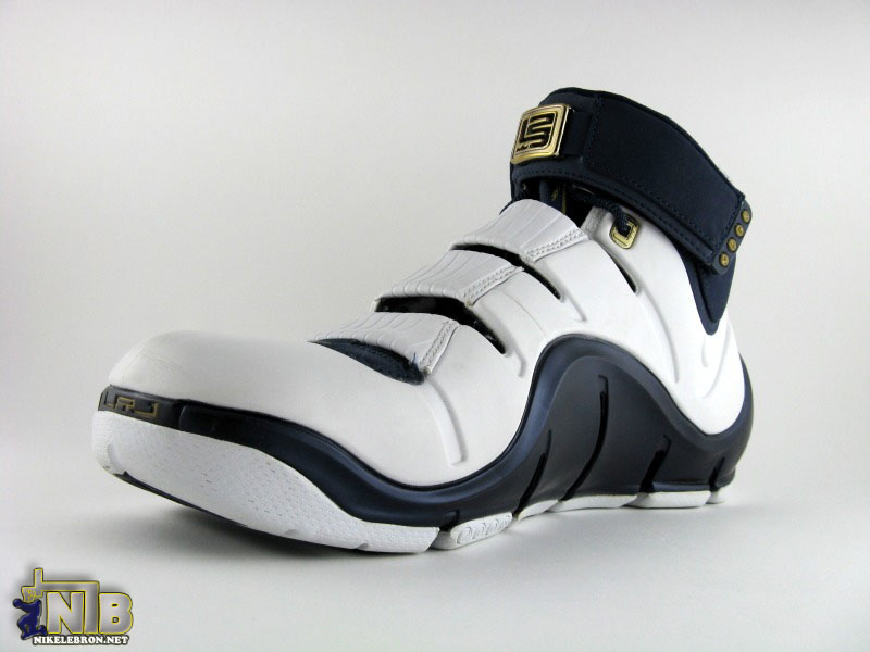 lebron4-white-navy-09-web.jpg