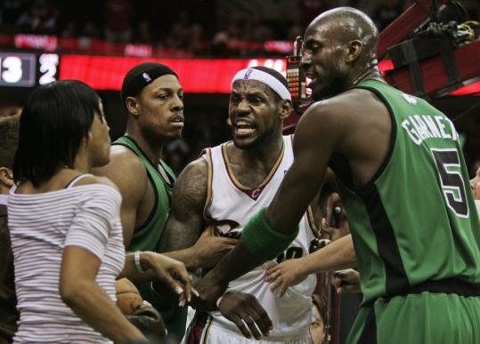 lebron-james-attacks-mom-gloria.jpg