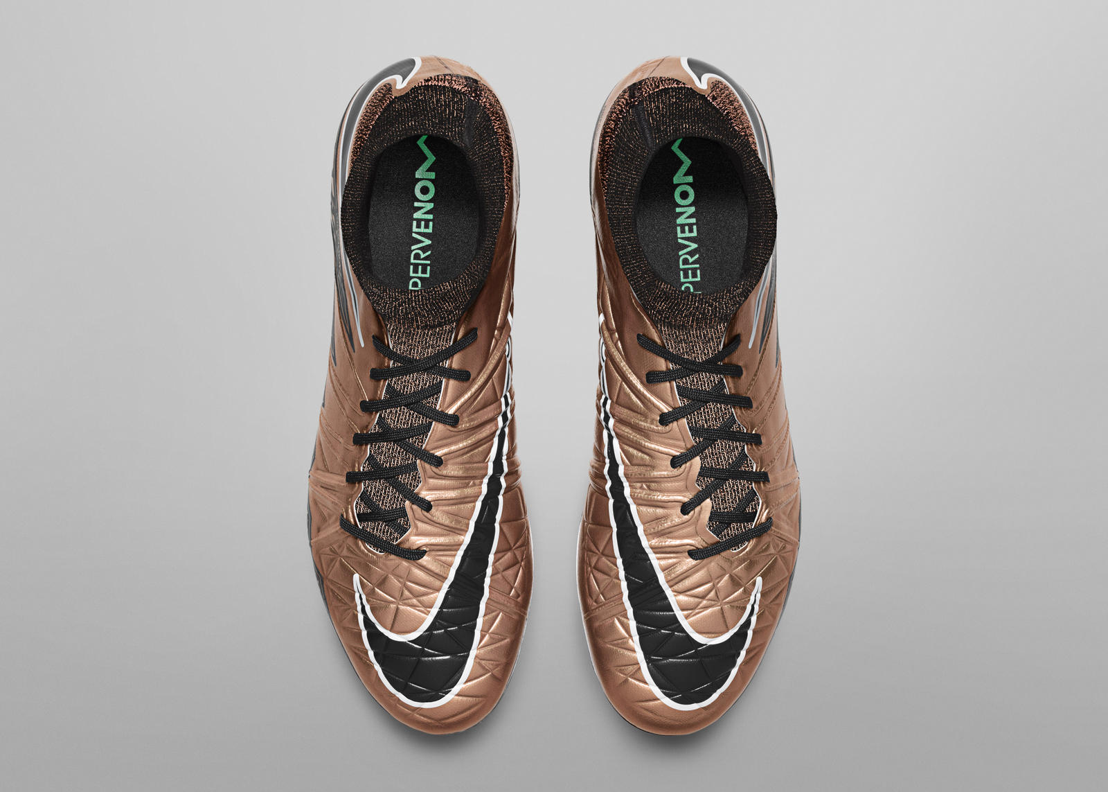 Nike_Football_LIQUID_CHROME_HYPERVENOM_PHANTOM_FG_747213_903_D_rectangle_1600.jpg