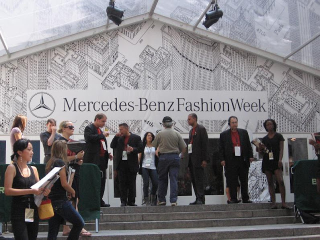 New+York+Fashion+Week+Spring+2008+-+Tent.JPG