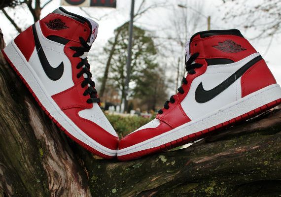 air-jordan-1-retro-high-bulls-in-stores.jpg