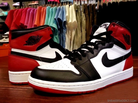 air-jordan-1-retro-high-og-white-black-gym-red-04-570x427.jpg