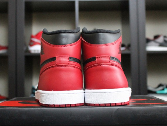 black-red-jordan-1-2013-6-570x430.jpg