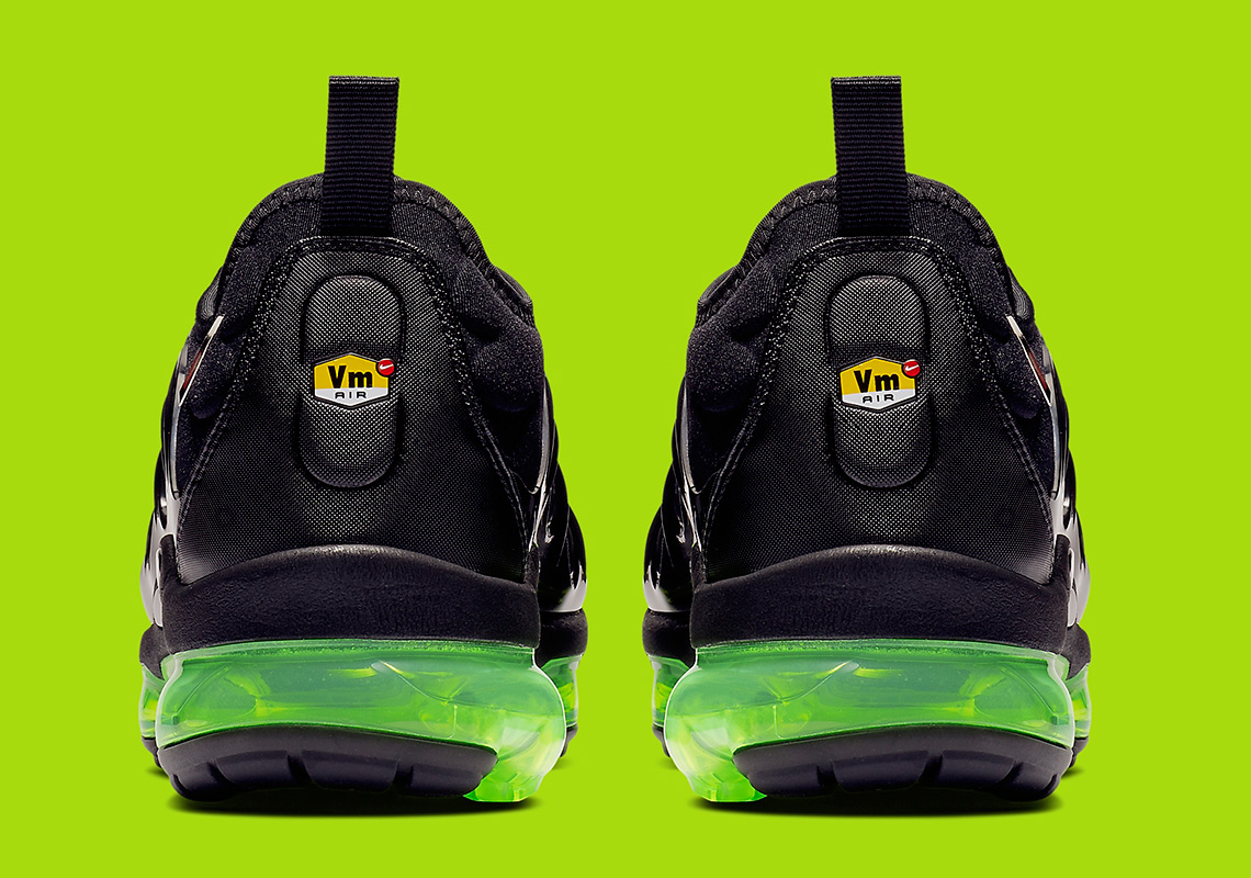 nike-vapormax-plus-924453-015-1.jpg