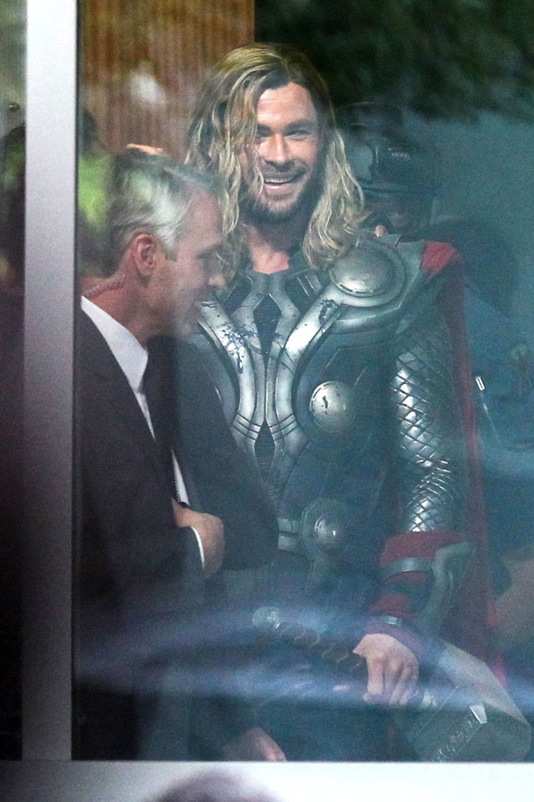 gallery-1509709019-chris-hemsworth-thor-long-hair.jpg