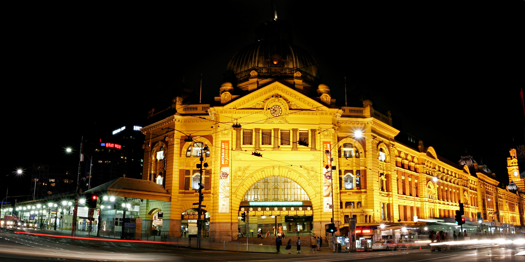 Flinders_st_station_at_night.jpg