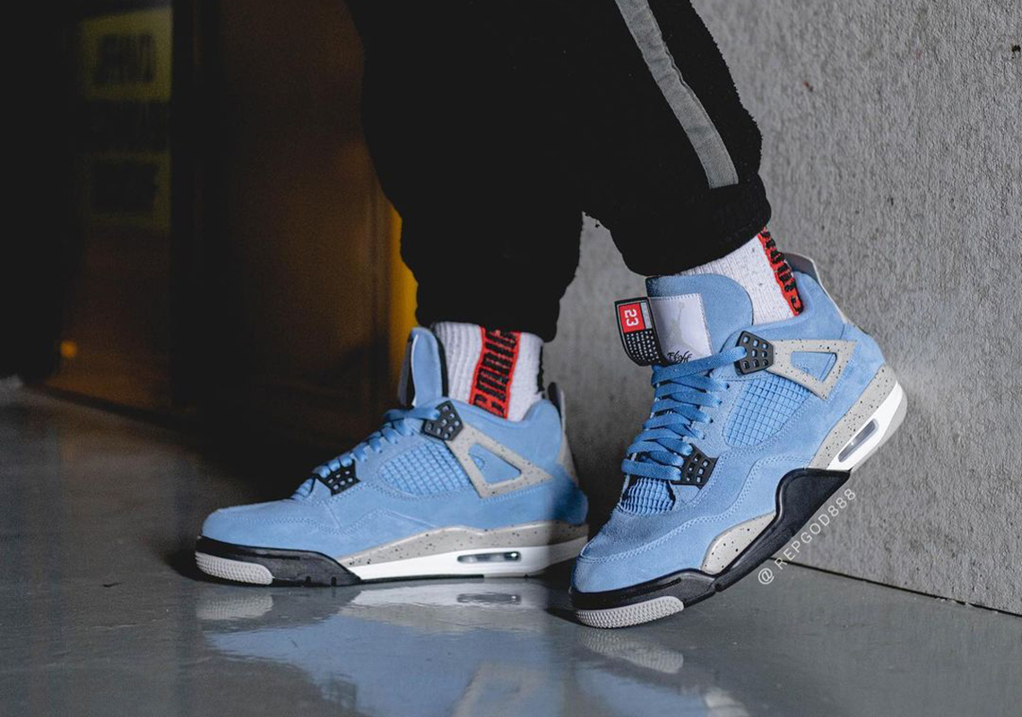 Air-Jordan-4-University-Blue-2021-Photos-3.jpg