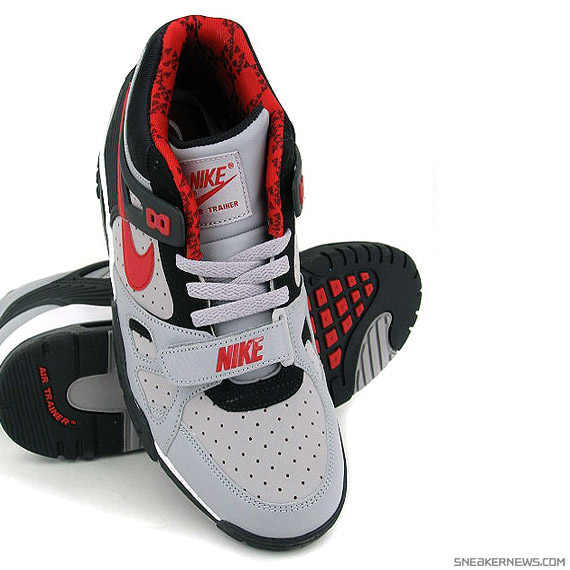 air-trainer-iii-grey-black-red-03.jpg