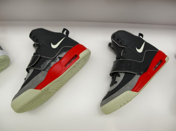 nike-air-yeezy-black-grey-fire-red-04.jpg