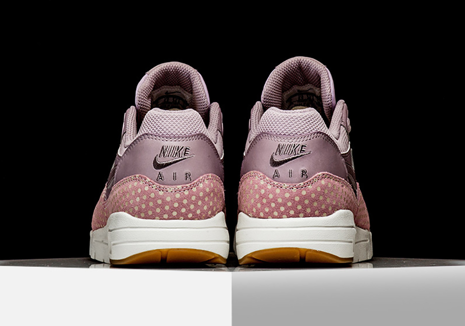 nike-wmns-air-max-1-essential-polka-dots-pink-04.jpg