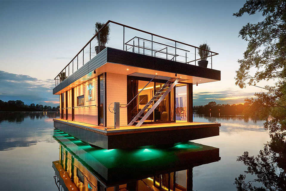 rev-houseboat.jpg