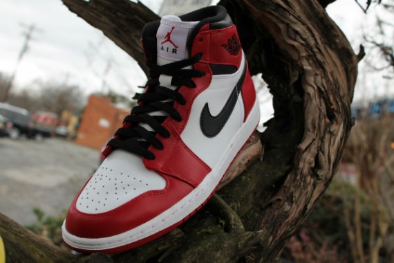 air-jordan-1-retro-high-bulls-sneakers-05-570x380.jpg