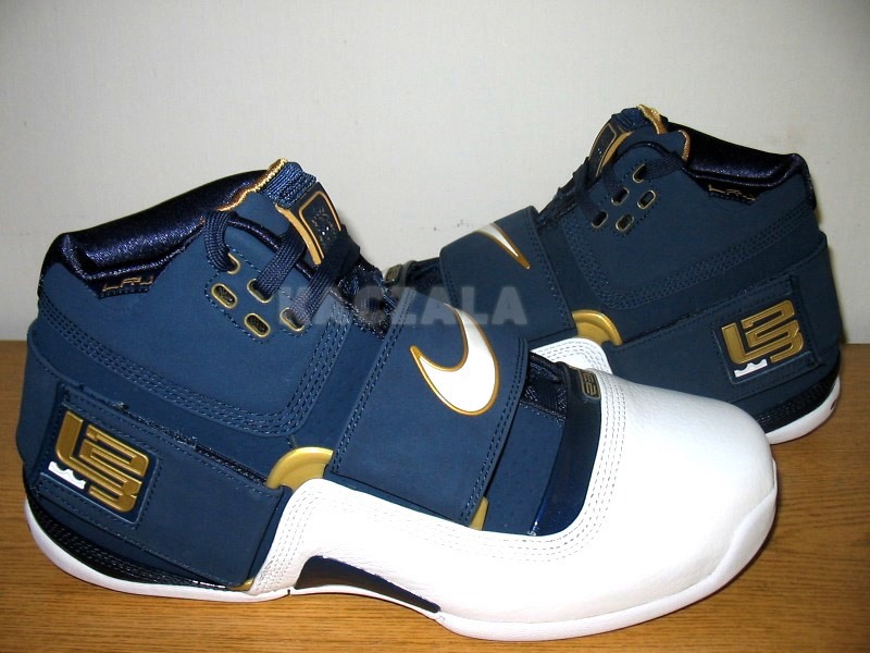 lebrons_soldier-nav-wht-gld-4.jpg