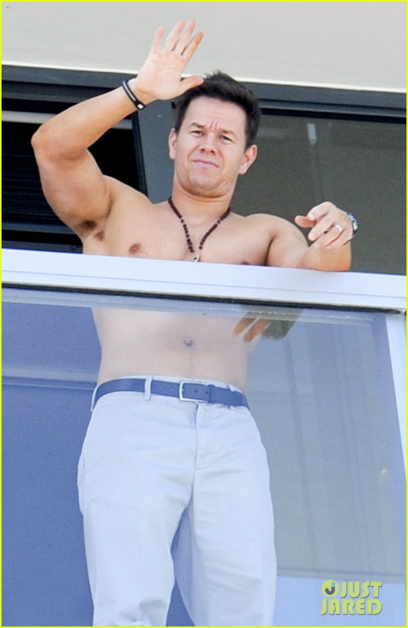 Mark-Wahlberg-balconymytext02.JPG