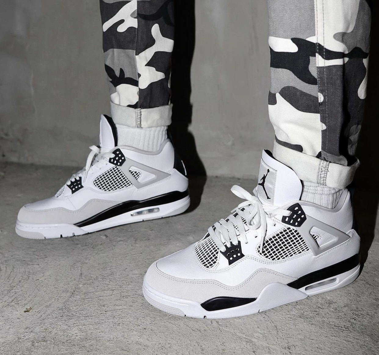 Air-Jordan-4-Military-Black-On-Feet-DH6927-111-Release-Date.jpg