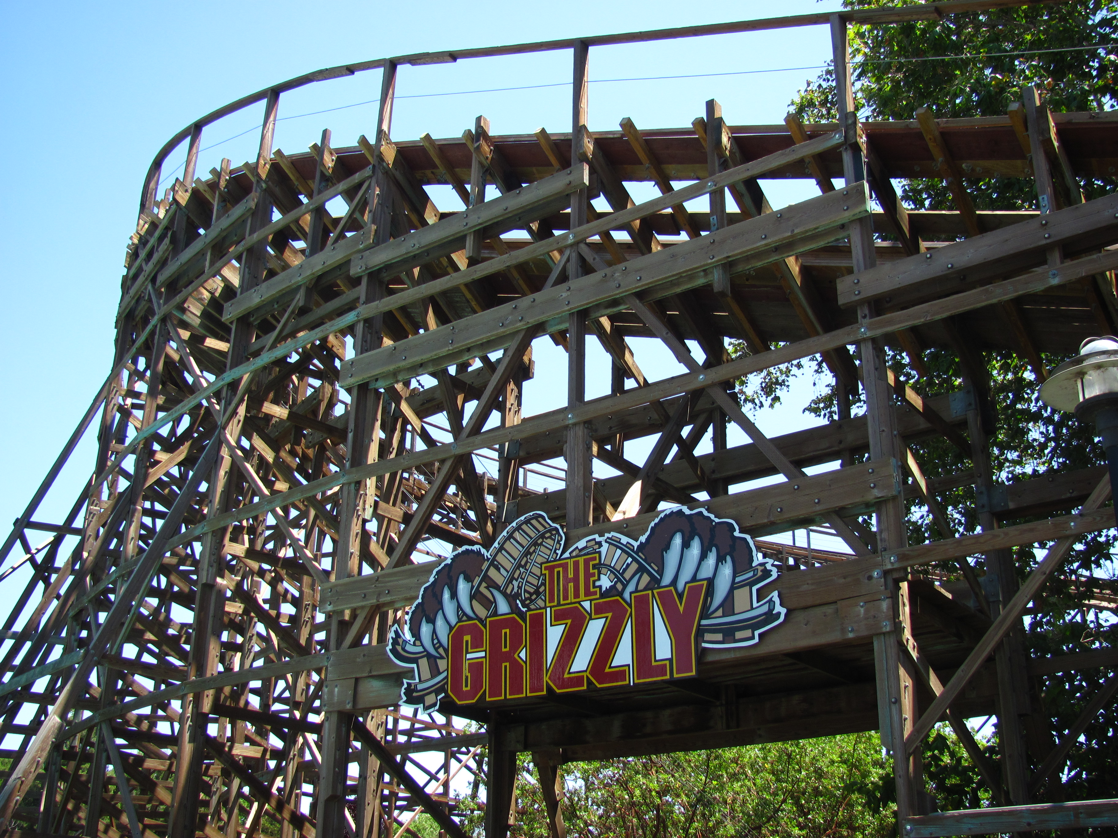 The_Grizzly_%28California%27s_Great_America%29_entrance.jpg