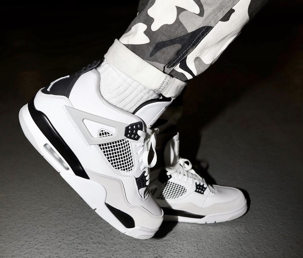 Air-Jordan-4-Military-Black-On-Feet-DH6927-111-Release-Date-4.jpg