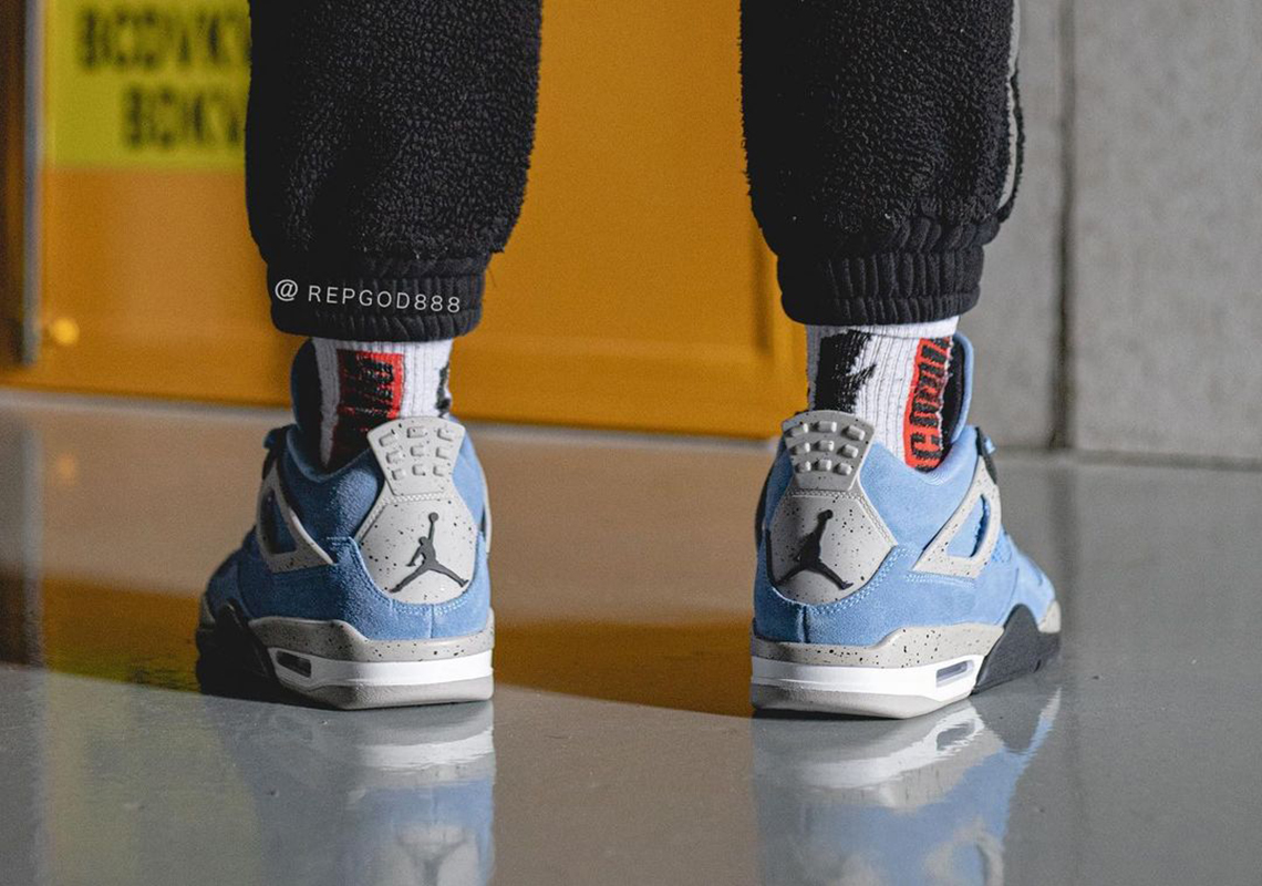 Air-Jordan-4-University-Blue-2021-Photos-2.jpg