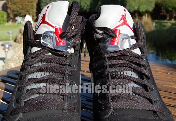 air-jordan-v-5-retro-black-metallic-silver-2011-detailed-look-5.jpg