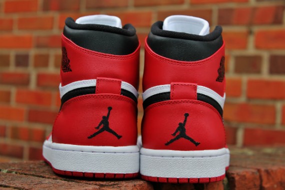 air-jordan-1-retro-high-bulls-sneakers-03-570x380.jpg