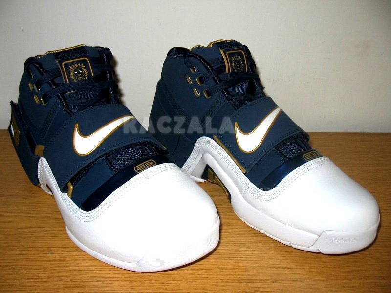 lebrons_soldier-nav-wht-gld-2.jpg