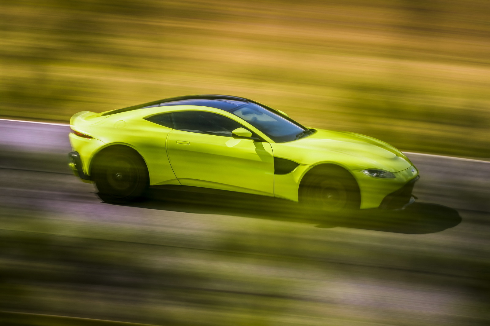 AstonMartin_Vantage_05.jpg