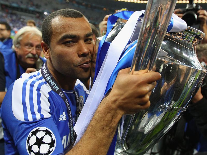 Ashley-Cole-Trophy-Chelsea-Champions-League-f_2767964.jpg