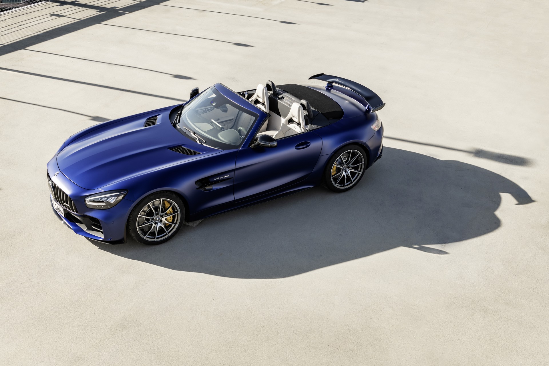 6523c651-mercedes-amg-gt-r-roadster-1.jpg